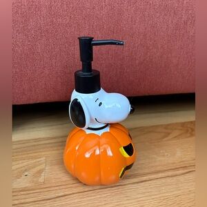 Peanuts Snoopy Halloween pumpkin soap dispenser